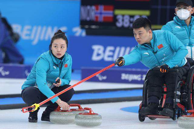 海报融合冰雪与水墨质感，诗意呈现三位主演徜徉广阔天地的自由浪漫